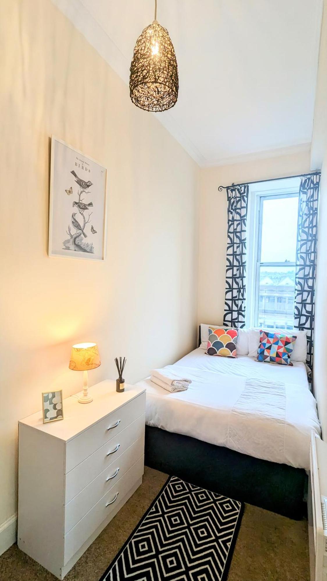 Edinburgh City Center Haymarket Double Room Exterior photo